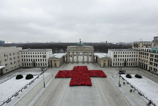 Jubiläum 150 Jahre DRK: Rotes Kreuz vor dem Brandenburger Tor in Berlin